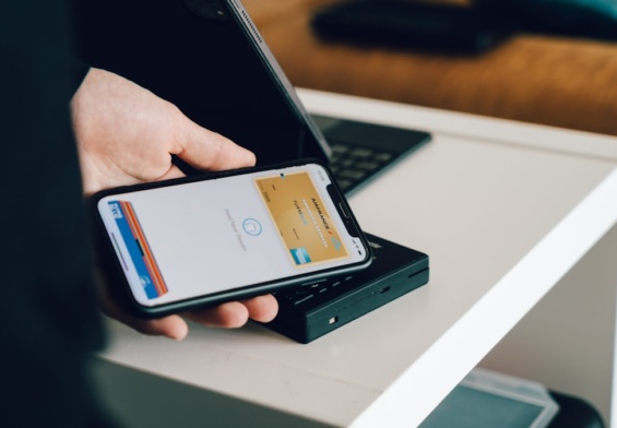 Apple Pay i Google Pay sprawiły, że ludzie coraz częściej wychodzą bez portfela
