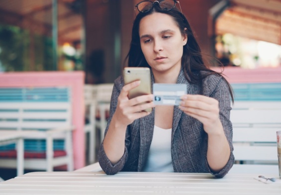 Coraz więcej osób wybiera płatności telefonem zamiast kartą i gotówką