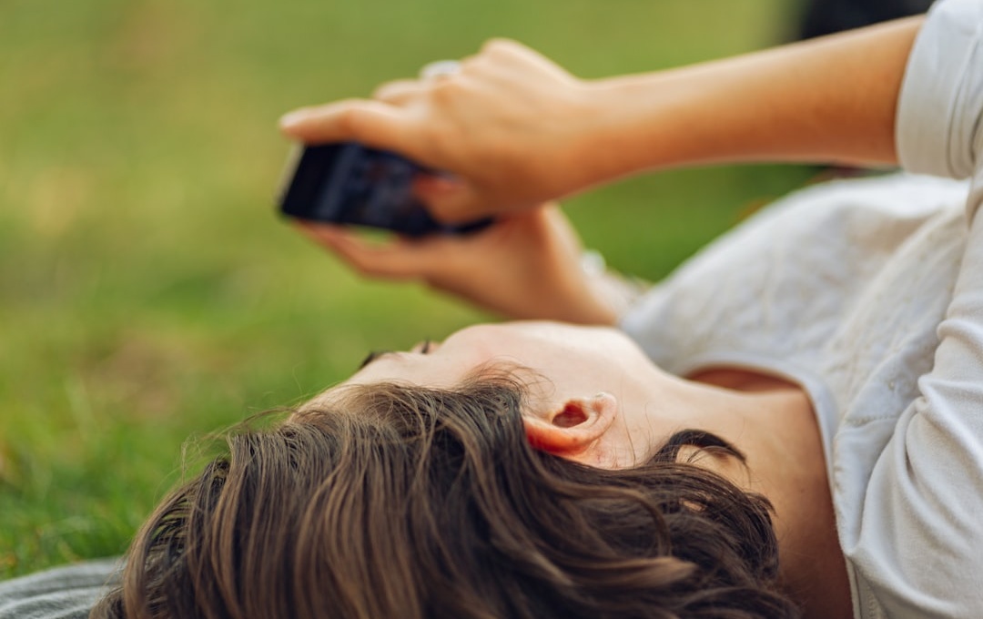Czy naprawdę umiemy dziś odpoczywać bez telefonu w ręku?