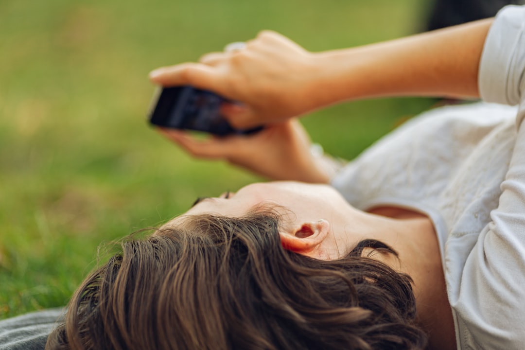 Czy naprawdę umiemy dziś odpoczywać bez telefonu w ręku?