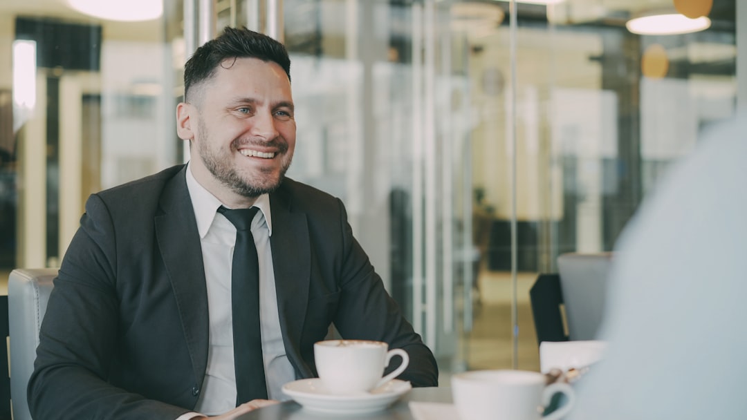 Młodzi CEO bez studiów - czy dyplom naprawdę traci znaczenie?