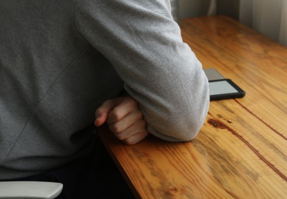 Młodzi coraz częściej skarżą się na bóle szyi przez pracę przy laptopie i telefonie