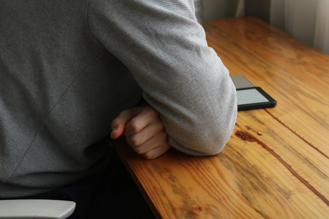 Młodzi coraz częściej skarżą się na bóle szyi przez pracę przy laptopie i telefonie