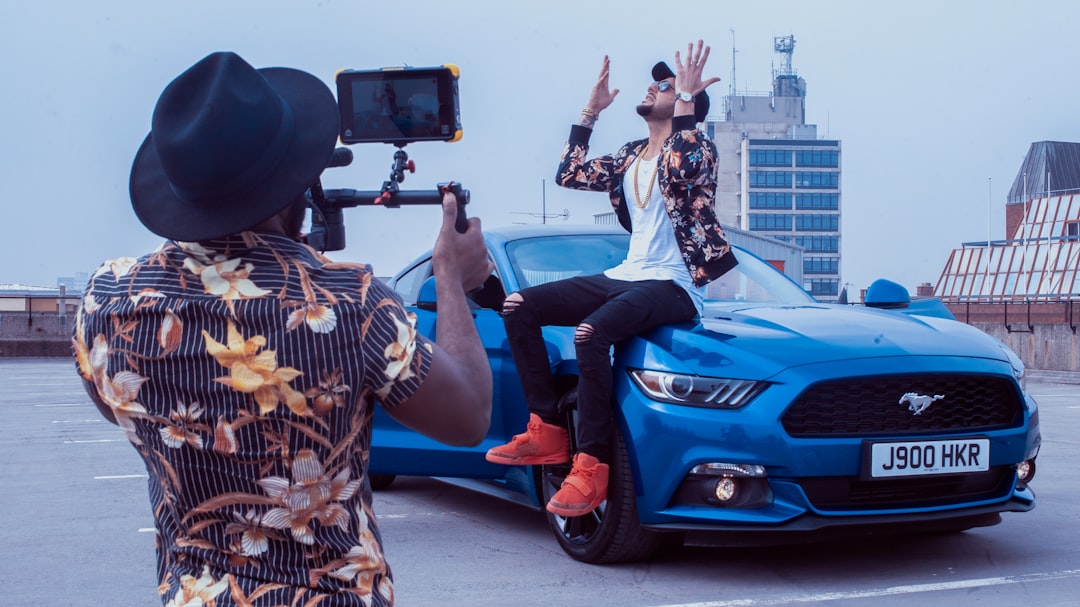 Motoryzacja coraz mocniej przenosi się do YouTube’a i TikToka
