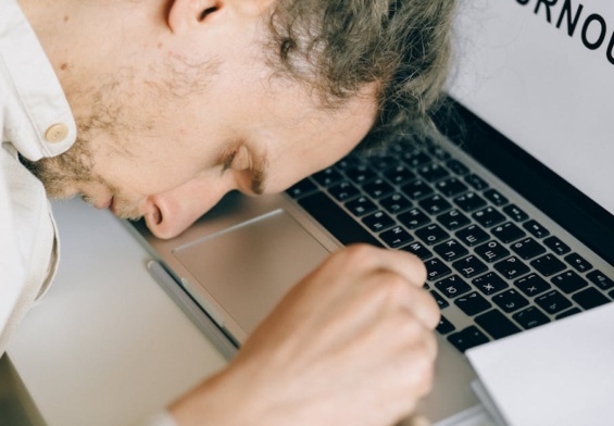 Największym problemem internetu nie jest dziś fake news, tylko przesyt