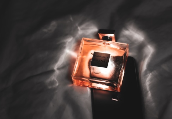 Perfumy jako element osobowości - jak zapach stał się nowym językiem stylu