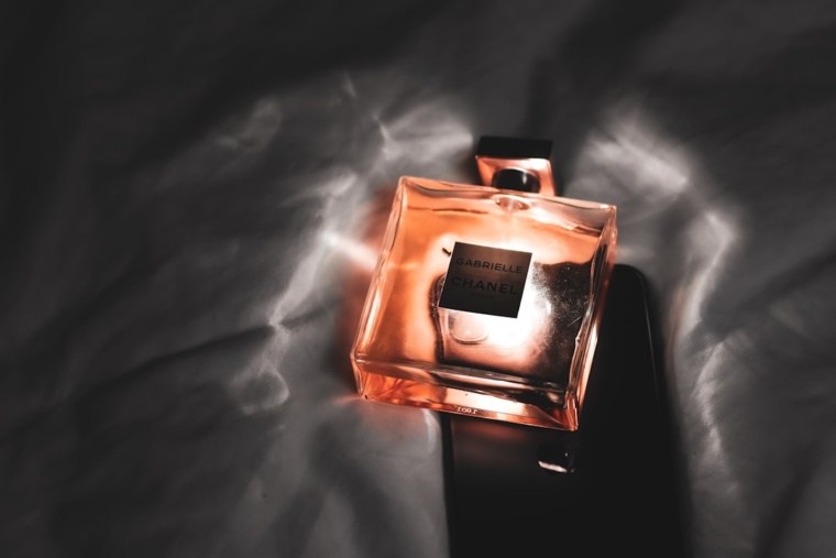 Perfumy jako element osobowości - jak zapach stał się nowym językiem stylu