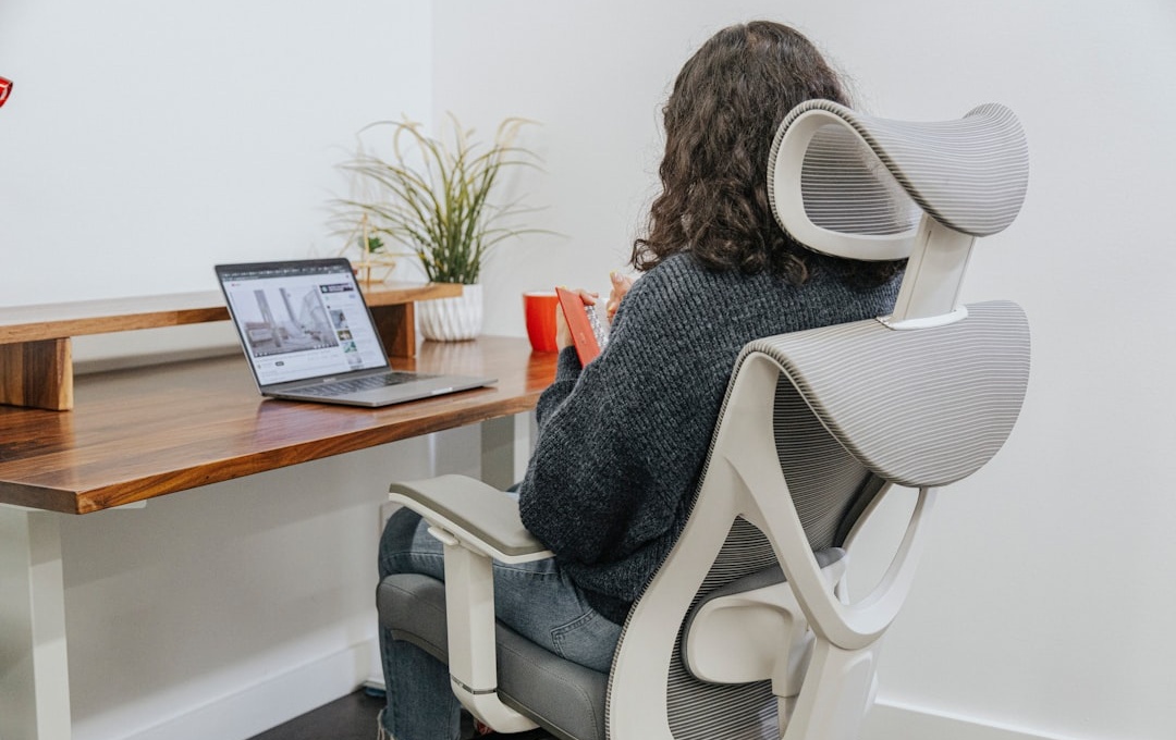 Rozwiązania dla ludzi pracujących zdalnie - ergonomia, skupienie i wygoda