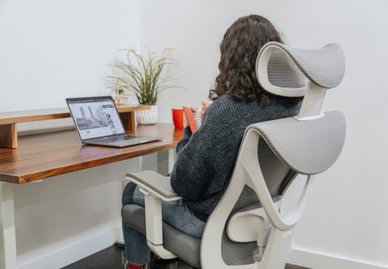 Rozwiązania dla ludzi pracujących zdalnie - ergonomia, skupienie i wygoda
