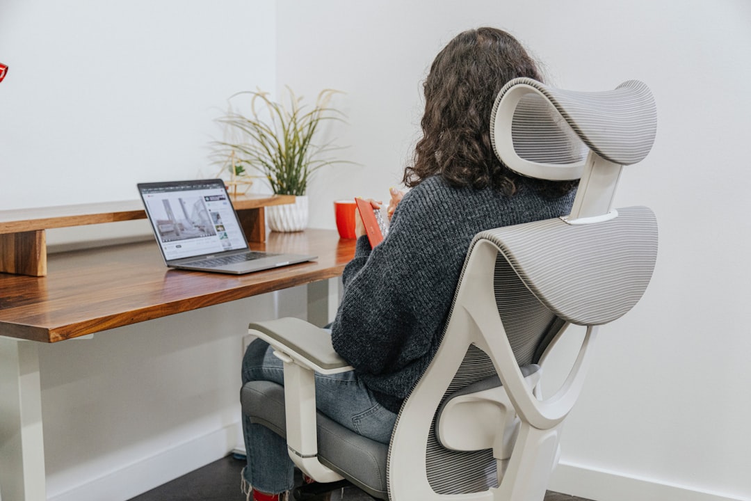 Rozwiązania dla ludzi pracujących zdalnie - ergonomia, skupienie i wygoda