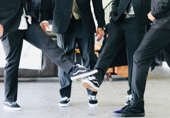 Sneakersy do garnituru przestały szokować nawet w korporacjach
